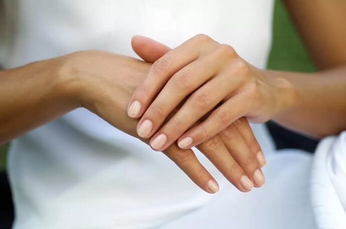 Une fille cache le psoriasis